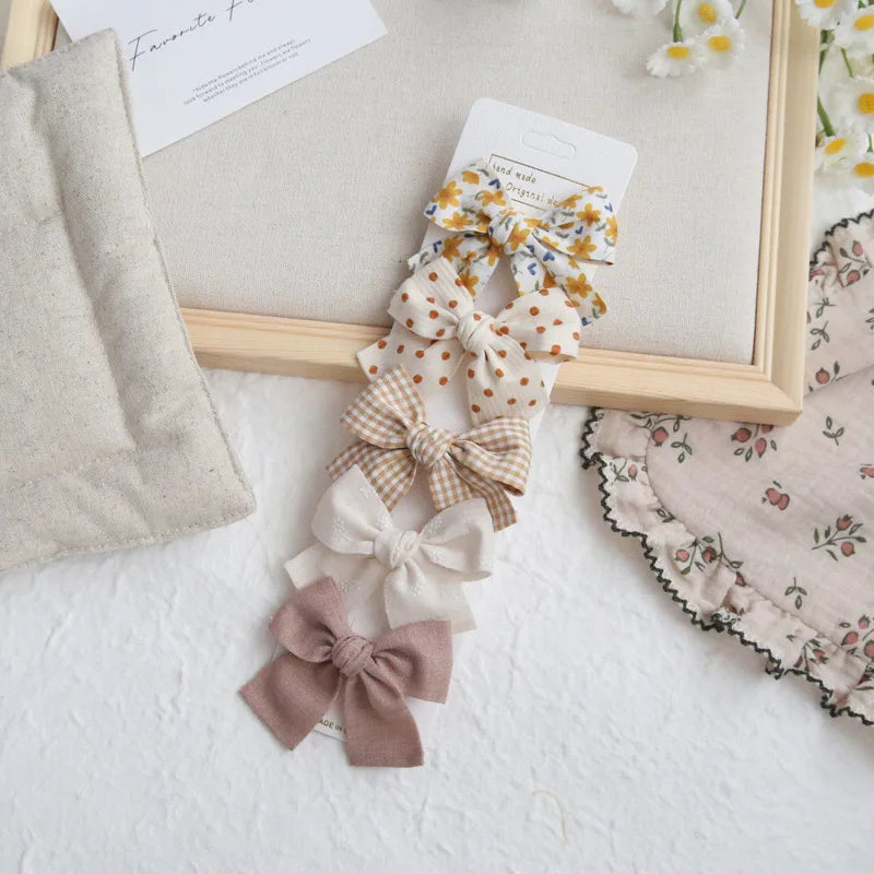 Élégants nœuds en tissu pour cheveux, clips modernes et adorables pour enfants. Ces accessoires couvrent bien les cheveux et sont confectionnés en tissu doux et tendance.