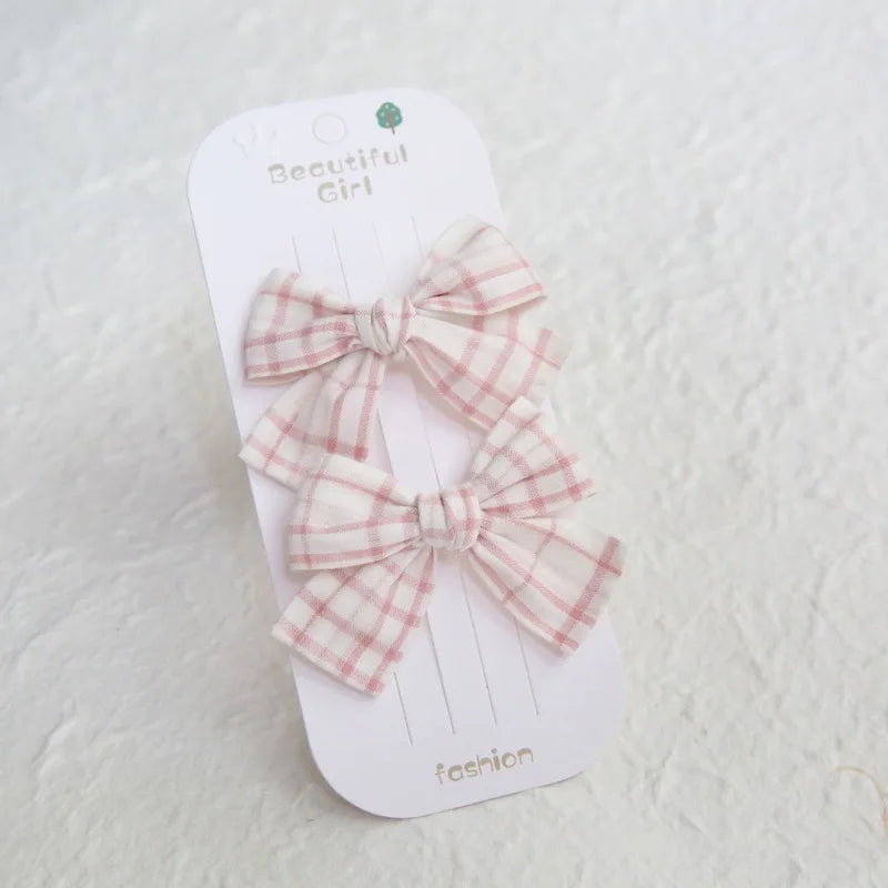 Élégants nœuds en tissu pour cheveux, clips modernes et adorables pour enfants. Ces accessoires couvrent bien les cheveux et sont confectionnés en tissu doux et tendance.