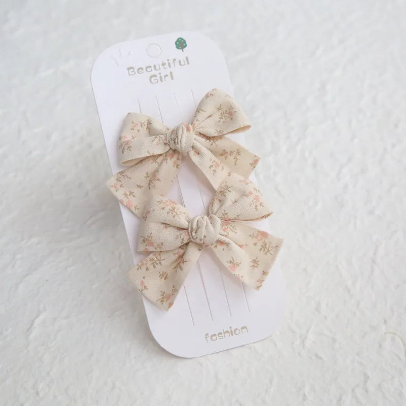 Élégants nœuds en tissu pour cheveux, clips modernes et adorables pour enfants. Ces accessoires couvrent bien les cheveux et sont confectionnés en tissu doux et tendance.