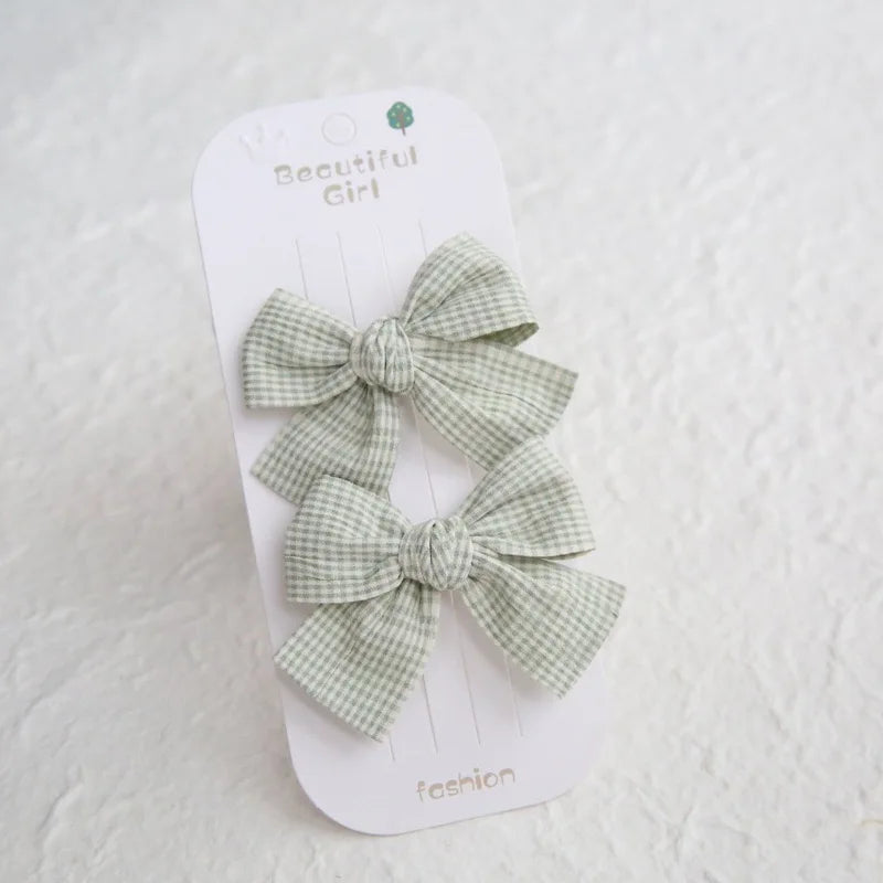 Élégants nœuds en tissu pour cheveux, clips modernes et adorables pour enfants. Ces accessoires couvrent bien les cheveux et sont confectionnés en tissu doux et tendance.