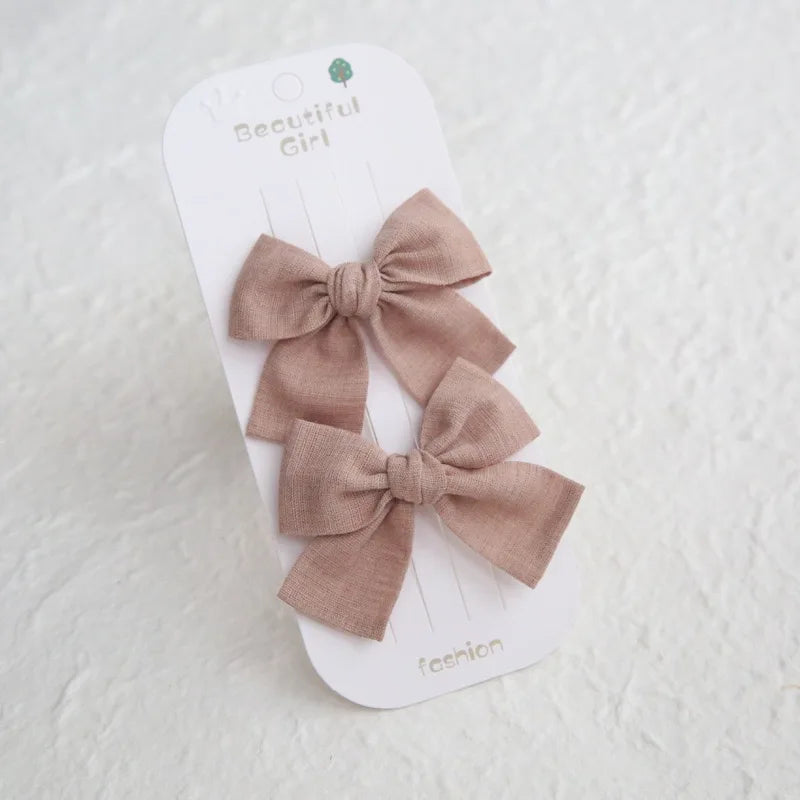 Élégants nœuds en tissu pour cheveux, clips modernes et adorables pour enfants. Ces accessoires couvrent bien les cheveux et sont confectionnés en tissu doux et tendance.