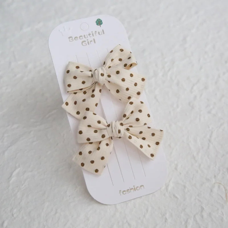 Élégants nœuds en tissu pour cheveux, clips modernes et adorables pour enfants. Ces accessoires couvrent bien les cheveux et sont confectionnés en tissu doux et tendance.