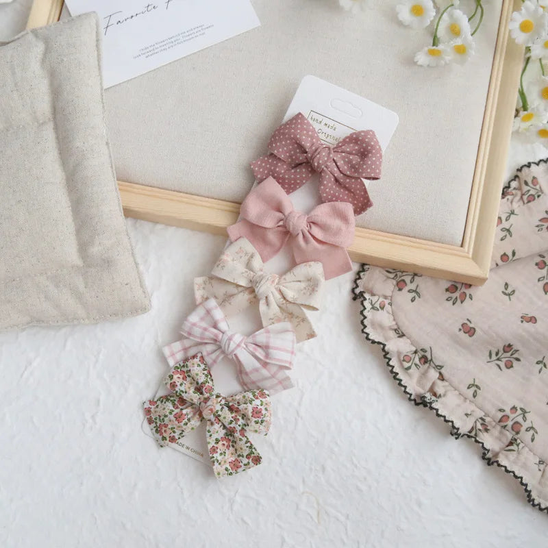 Élégants nœuds en tissu pour cheveux, clips modernes et adorables pour enfants. Ces accessoires couvrent bien les cheveux et sont confectionnés en tissu doux et tendance.