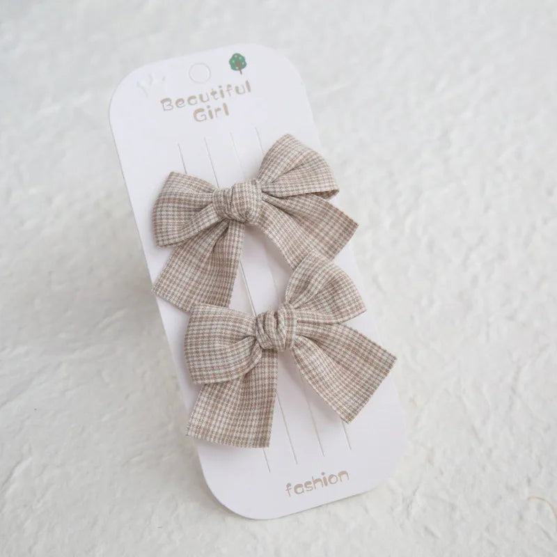 Élégants nœuds en tissu pour cheveux, clips modernes et adorables pour enfants. Ces accessoires couvrent bien les cheveux et sont confectionnés en tissu doux et tendance.