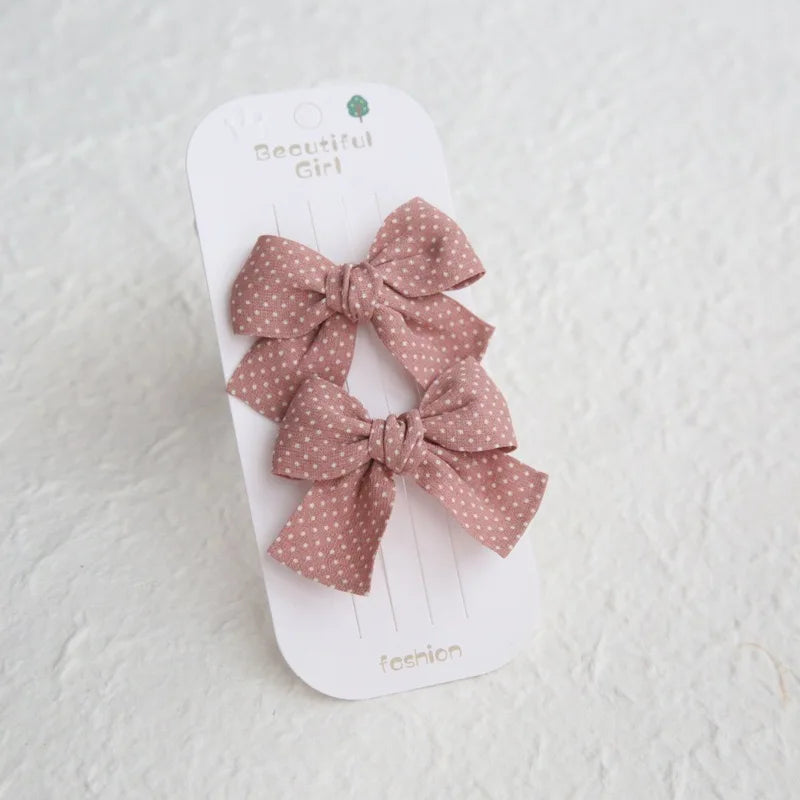 Élégants nœuds en tissu pour cheveux, clips modernes et adorables pour enfants. Ces accessoires couvrent bien les cheveux et sont confectionnés en tissu doux et tendance.