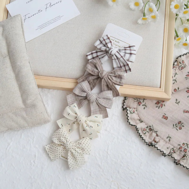 Élégants nœuds en tissu pour cheveux, clips modernes et adorables pour enfants. Ces accessoires couvrent bien les cheveux et sont confectionnés en tissu doux et tendance.