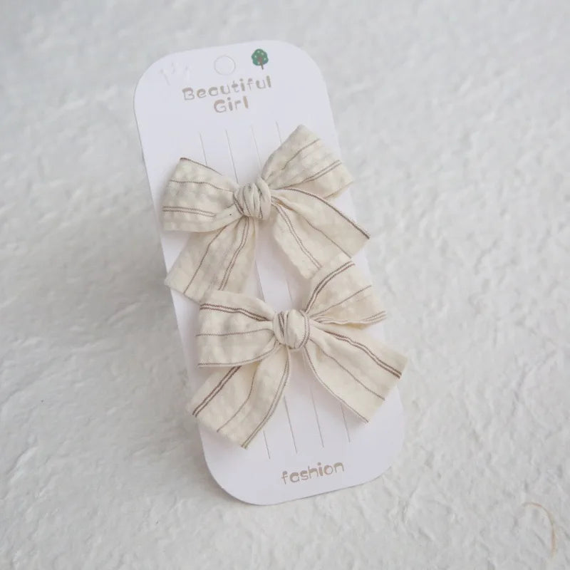 Élégants nœuds en tissu pour cheveux, clips modernes et adorables pour enfants. Ces accessoires couvrent bien les cheveux et sont confectionnés en tissu doux et tendance.