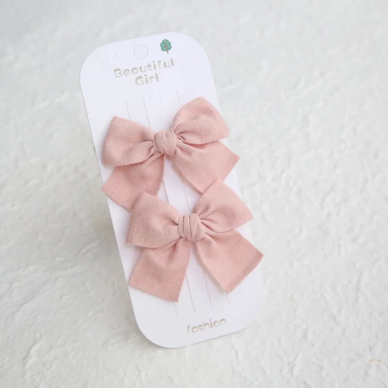 Élégants nœuds en tissu pour cheveux, clips modernes et adorables pour enfants. Ces accessoires couvrent bien les cheveux et sont confectionnés en tissu doux et tendance.