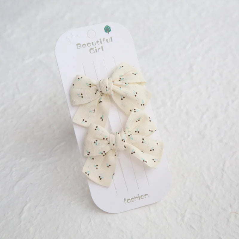 Élégants nœuds en tissu pour cheveux, clips modernes et adorables pour enfants. Ces accessoires couvrent bien les cheveux et sont confectionnés en tissu doux et tendance.