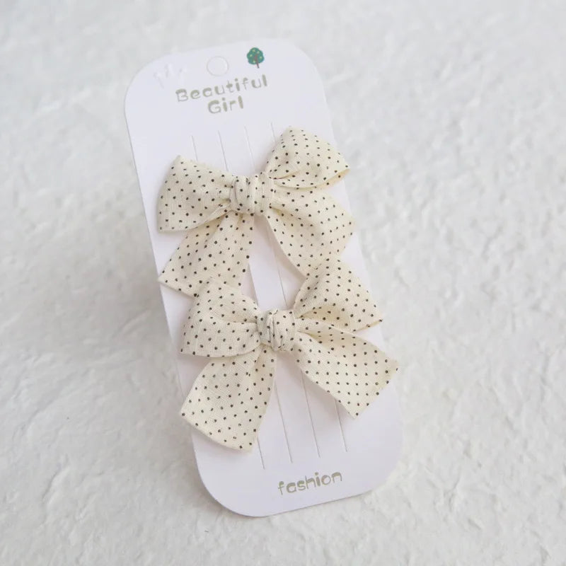 Élégants nœuds en tissu pour cheveux, clips modernes et adorables pour enfants. Ces accessoires couvrent bien les cheveux et sont confectionnés en tissu doux et tendance.
