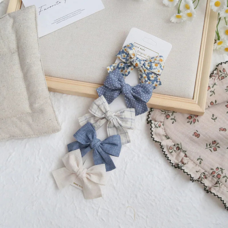 Élégants nœuds en tissu pour cheveux, clips modernes et adorables pour enfants. Ces accessoires couvrent bien les cheveux et sont confectionnés en tissu doux et tendance.