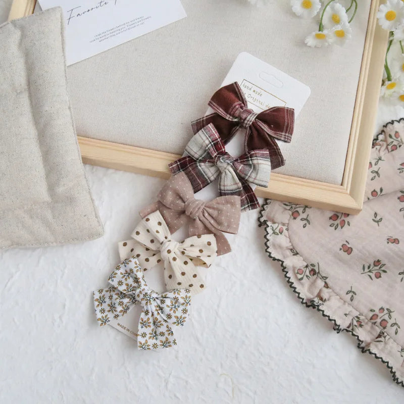 Élégants nœuds en tissu pour cheveux, clips modernes et adorables pour enfants. Ces accessoires couvrent bien les cheveux et sont confectionnés en tissu doux et tendance.