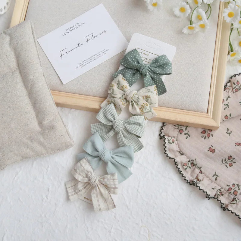 Élégants nœuds en tissu pour cheveux, clips modernes et adorables pour enfants. Ces accessoires couvrent bien les cheveux et sont confectionnés en tissu doux et tendance.